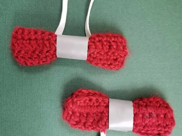 Learn how to crochet a bow tie or hair bow with this super easy beginner crochet tutorial!
