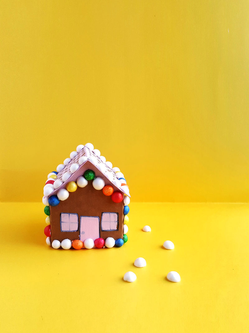 Looking for a fun gingerbread house paper craft templaet? This Christmas gingerbread house craft for kids is so much fun and so easy!