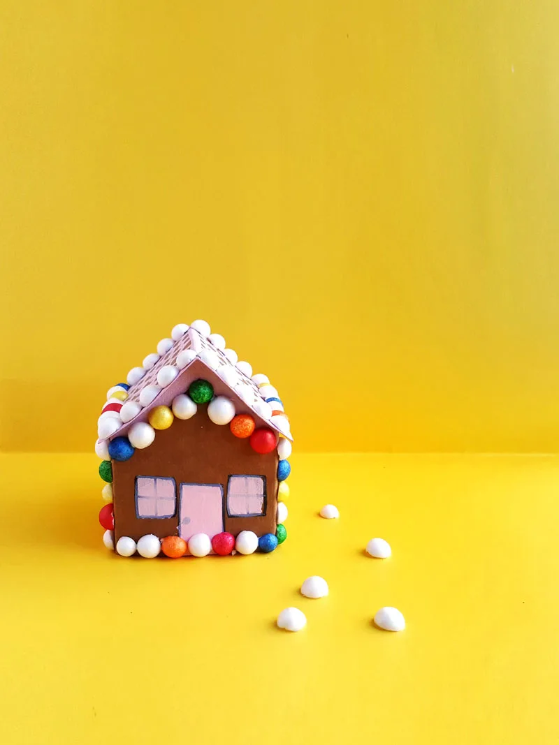 Looking for a fun gingerbread house paper craft templaet? This Christmas gingerbread house craft for kids is so much fun and so easy!