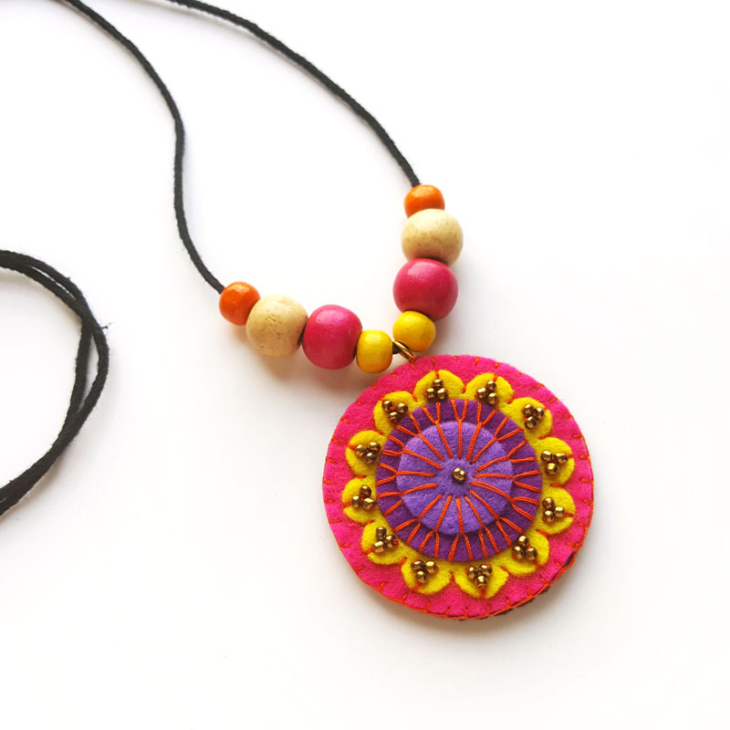 DIY Felt Necklace - Hand-Stitched Pendant * Moms and Crafters