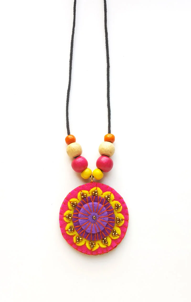 Make a beatiful hand stitched DIY felt necklace -a perfect beginner jewelry making idea and tutorial for teens!