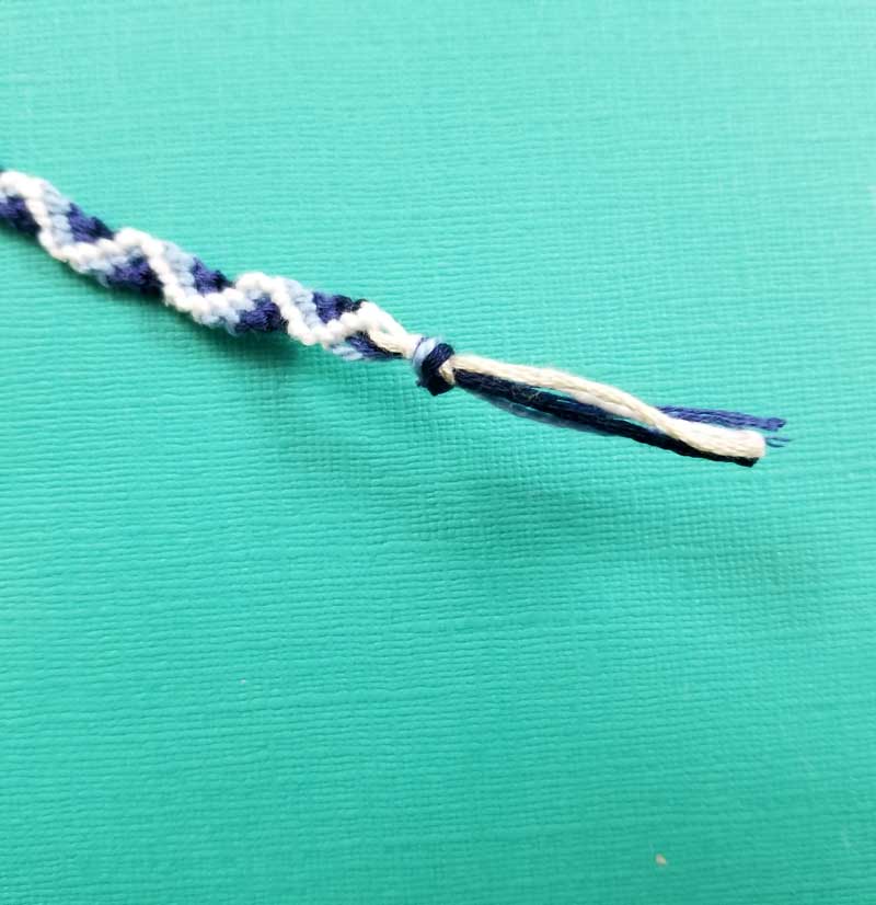 Easy Friendship Bracelet - Basic ZigZag * Moms and Crafters