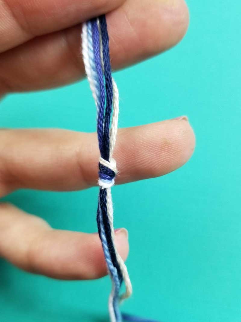 Easy Friendship Bracelet - Basic ZigZag * Moms and Crafters