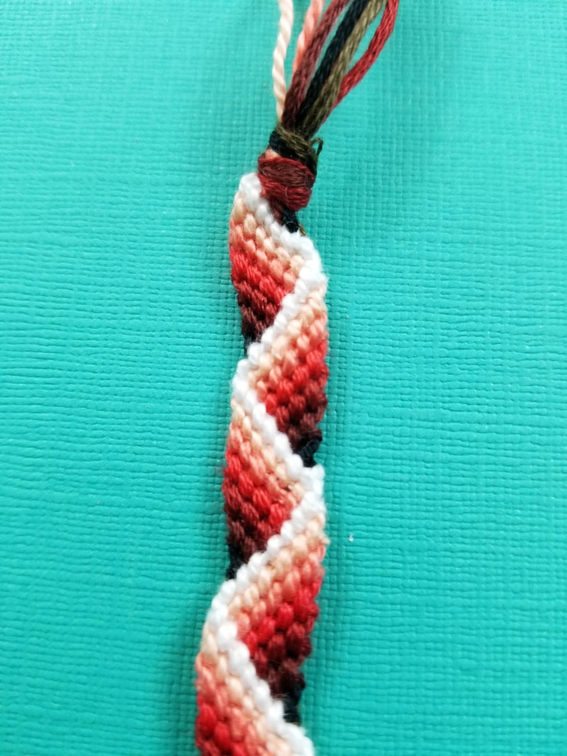 Zig Zag Friendship Bracelet Pattern with a 3D effect  Moms and Crafters