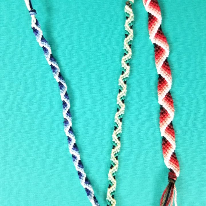 Chevron Friendship Bracelet Pattern: 5 Ways * Moms and Crafters