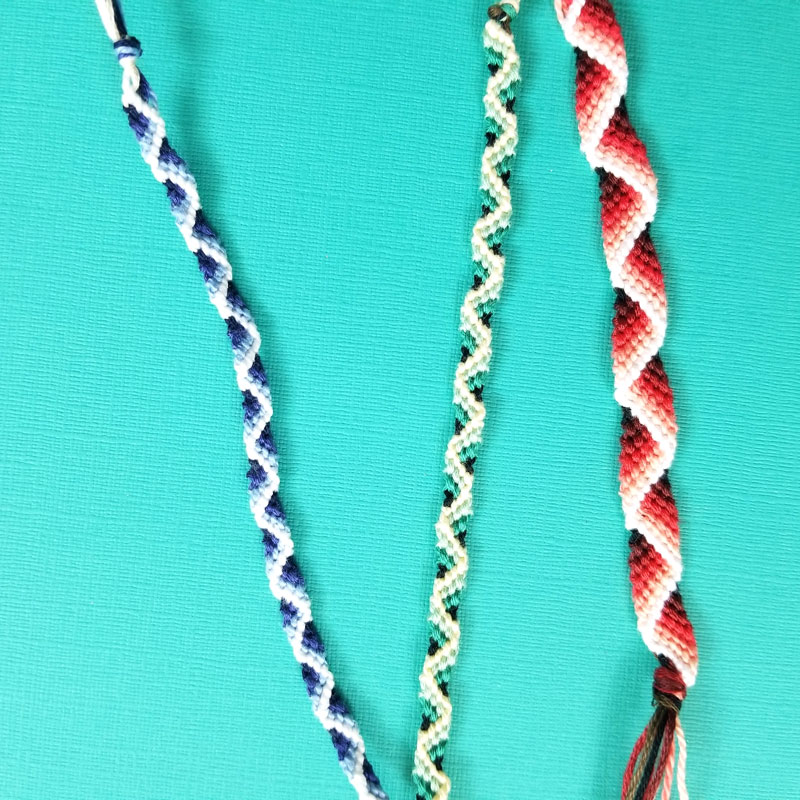 Easy Friendship Bracelet - Basic ZigZag * Moms and Crafters