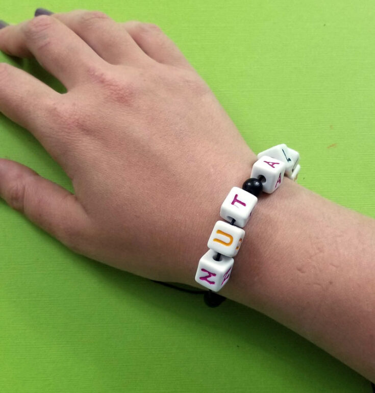 Make your own food allergy alert bracelets! * Moms and Crafters