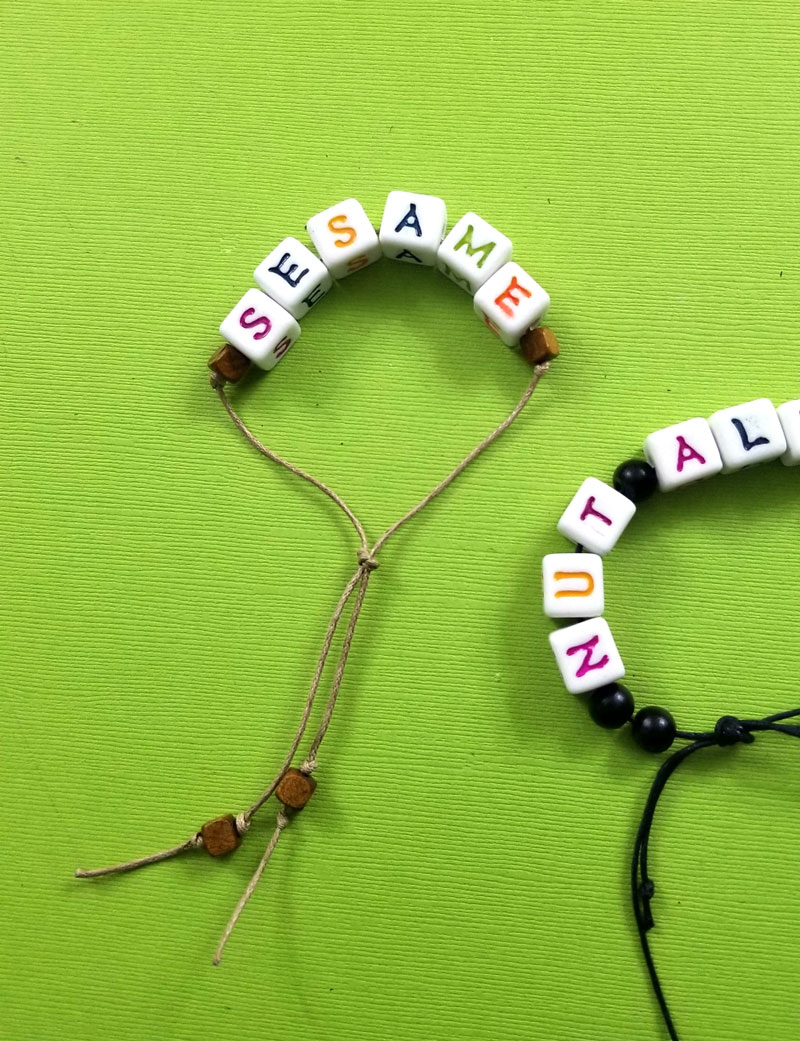 Make your own food allergy alert bracelets! * Moms and Crafters