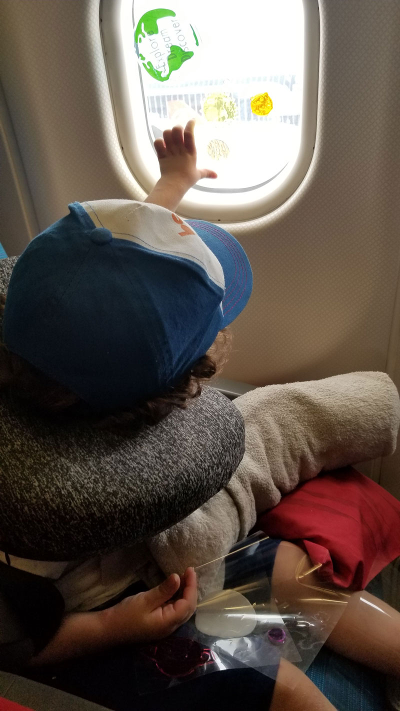 Travel idea for kids on plane #travelhacksairplanetoddler #travelhacks # plane #travel #hacks