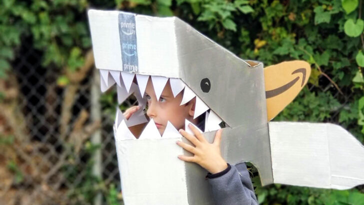 DIY Shark Costume – No Sew Upcycled Boxtume (Cardboard Box Costume)