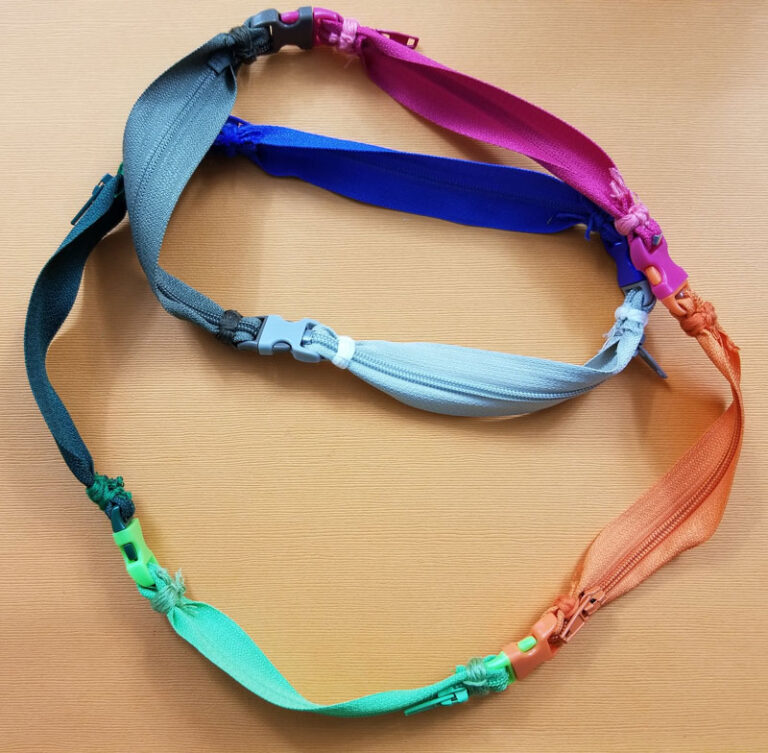 How to Make a Zipper Bracelet Travel Fidget toy * Moms and Crafters