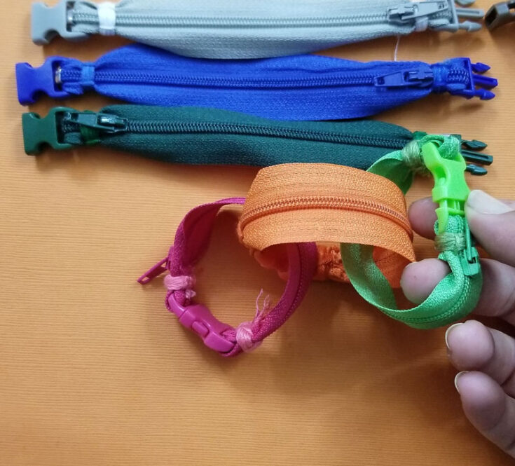 How to Make a Zipper Bracelet Travel Fidget toy * Moms and Crafters