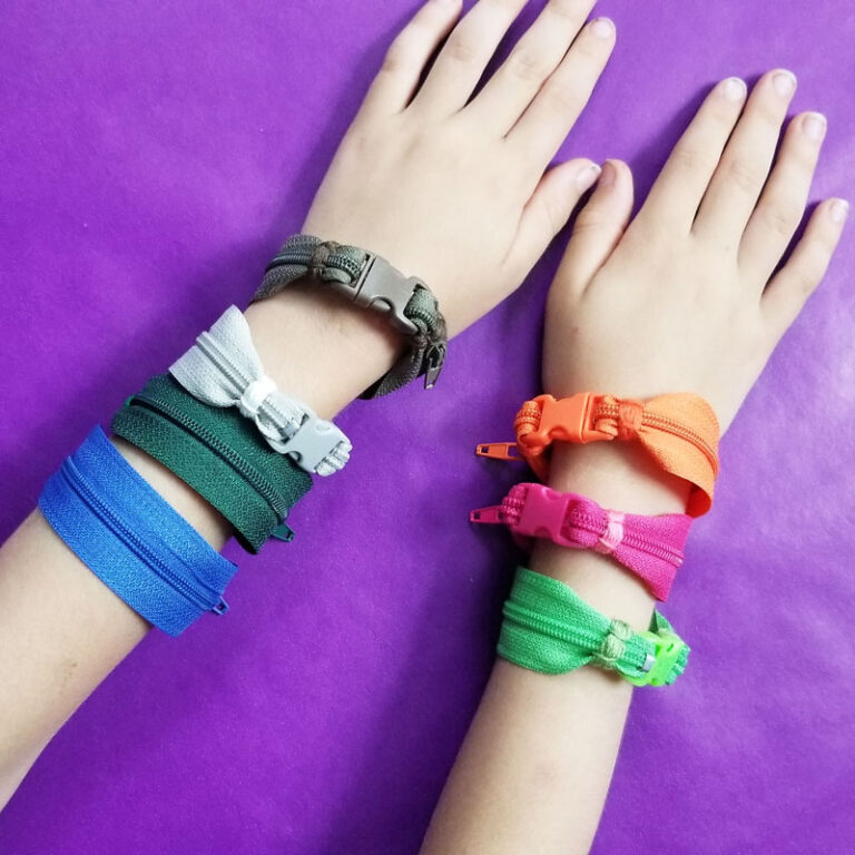 How to Make a Zipper Bracelet Travel Fidget toy * Moms and Crafters