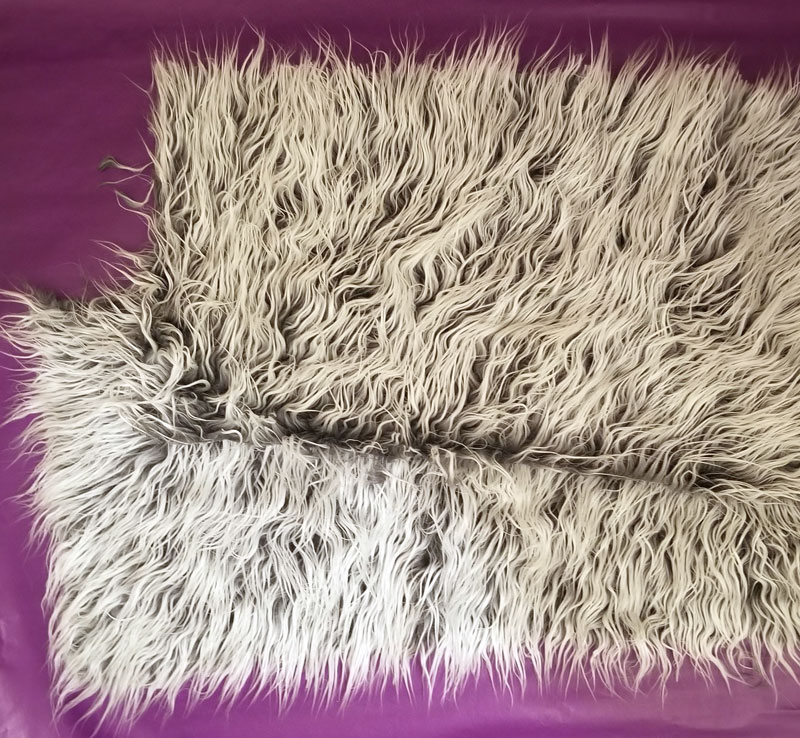 https://www.momsandcrafters.com/wp-content/uploads/2020/01/diy-fur-pillow-3.jpg.webp