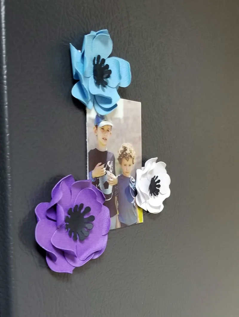Click to make mini paper flower magnets and cricut paepr flowers for beginners