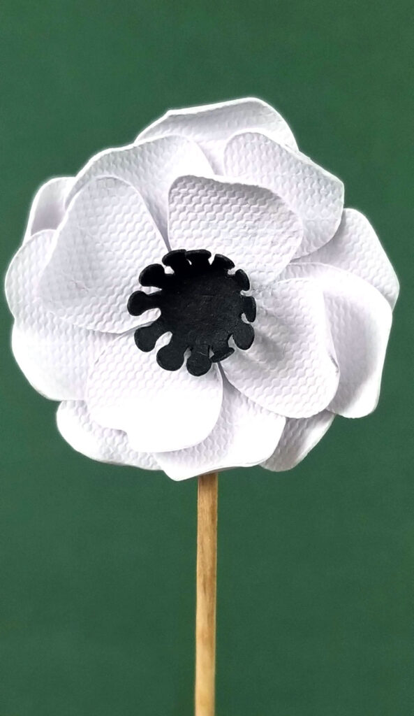 Free SVG for paper flower cupcake topper toothpicks - great for weddings! Cool tutorial for how to make cricut paper flowers for beginners.