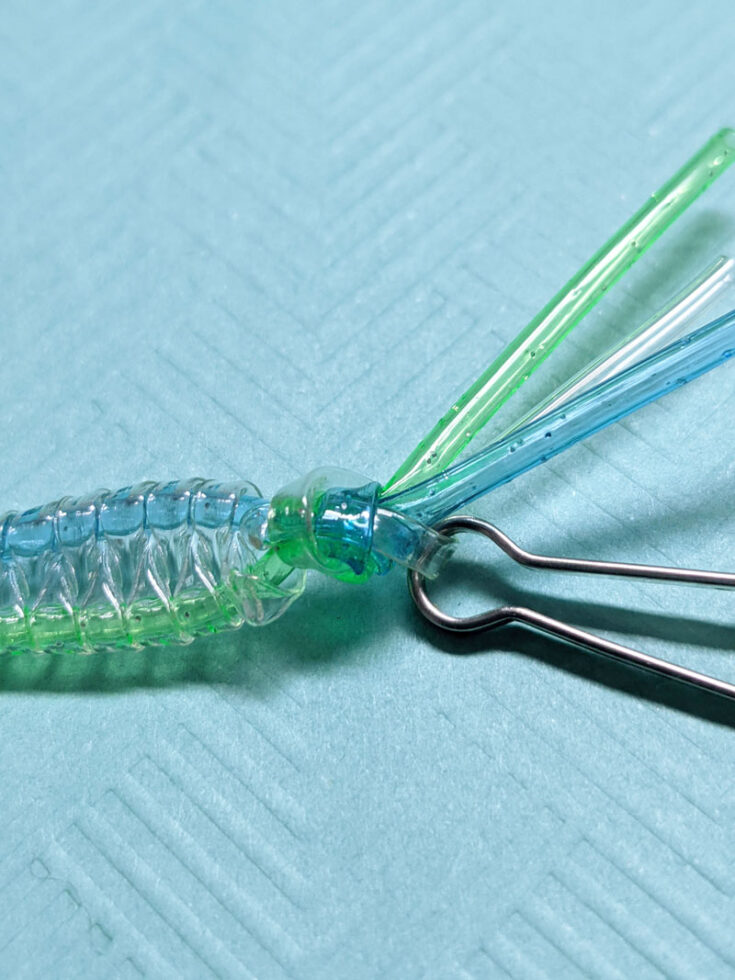 Zipper Stitch Lanyard Boondoggle Tutorial * Moms and Crafters