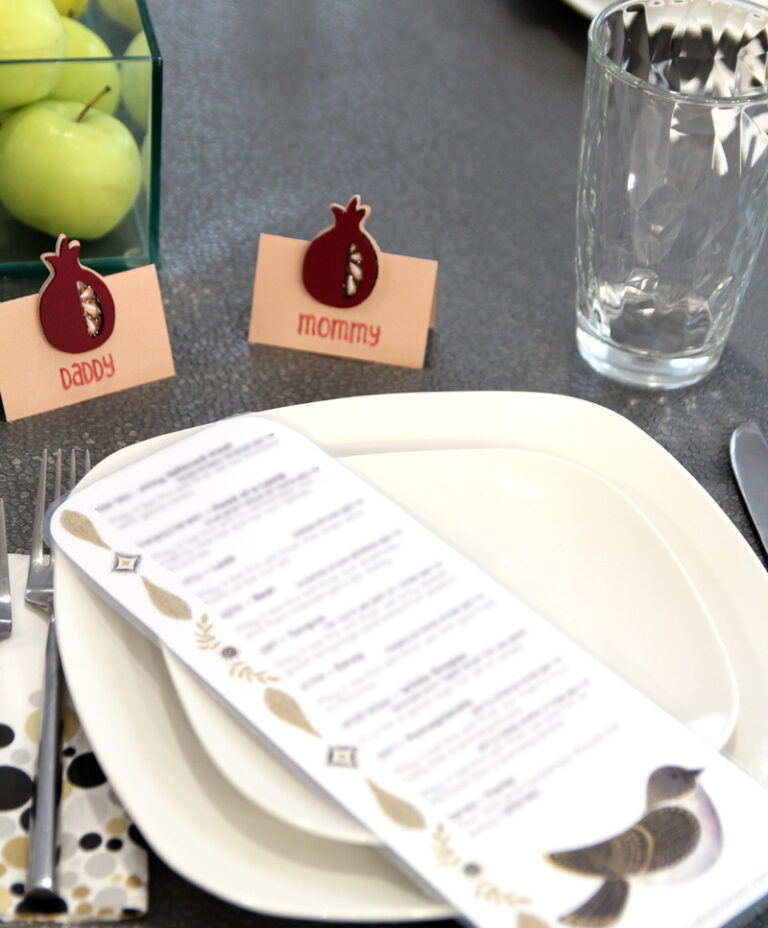 Cricut Place Cards with a Free SVG * Moms and Crafters