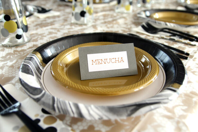 Cricut Place Cards with a Free SVG * Moms and Crafters