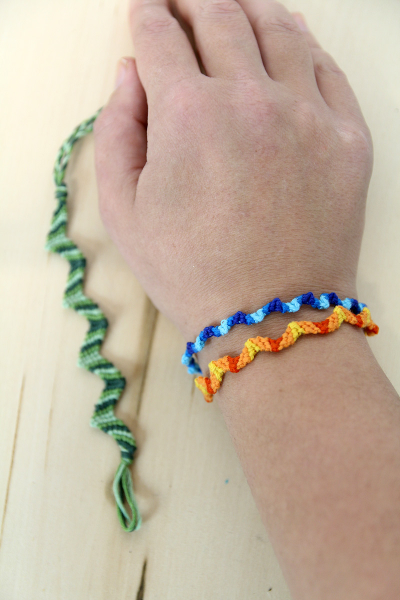 Easy Friendship Bracelet - Basic ZigZag * Moms and Crafters