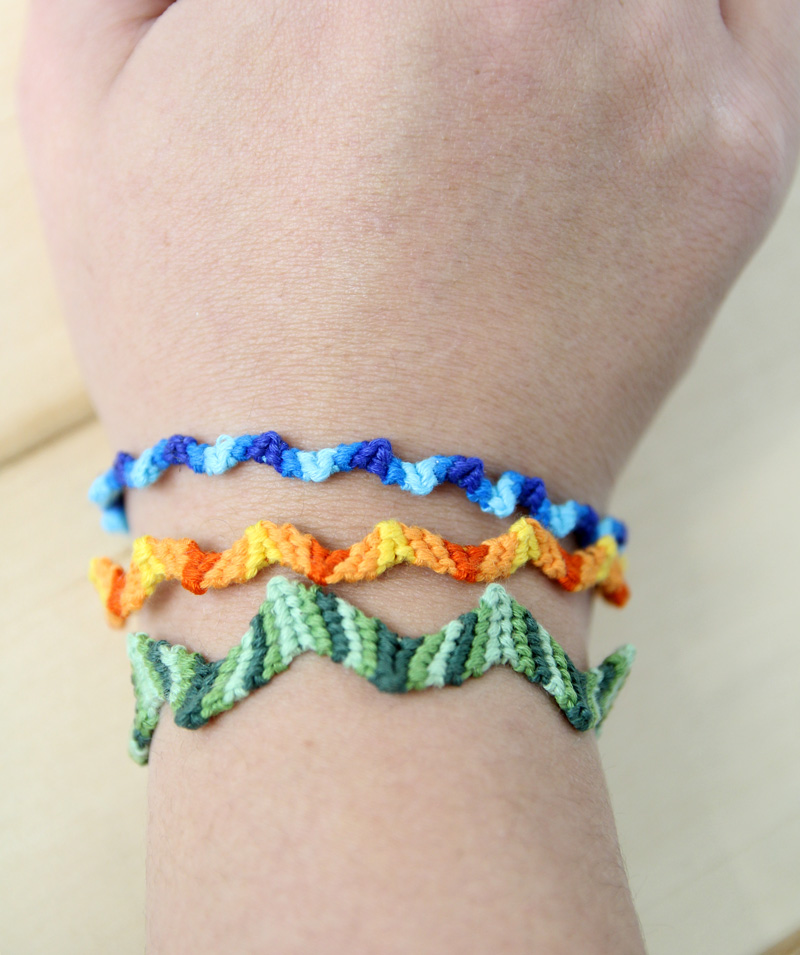 Easy Friendship Bracelet - Basic ZigZag * Moms and Crafters
