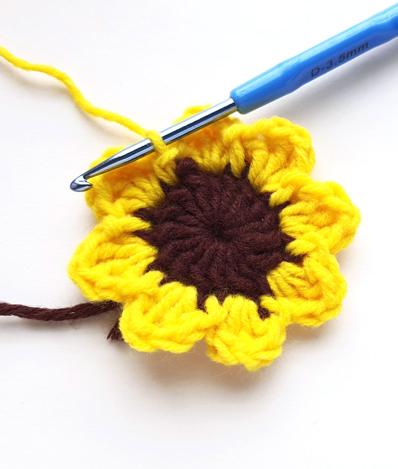 How to Crochet a Sunflower * Moms and Crafters