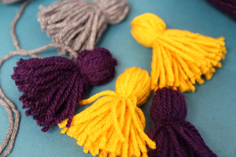 HOW TO MAKE YARN TASSELS THE EASIEST WAY - Great DIY project