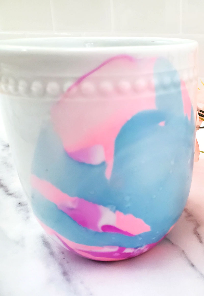 DIY Marbled Mugs with Nail Polish (with Video!) | Crafts to make and sell,  Easy crafts to make, Diy mugs