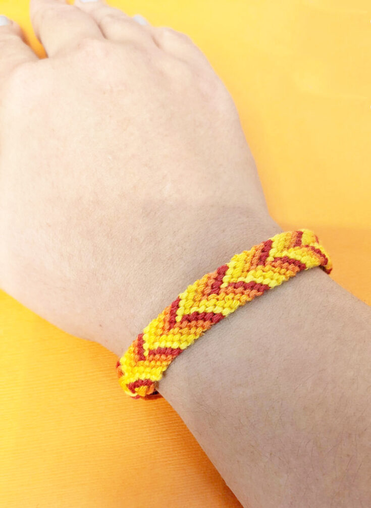 Chevron Friendship Bracelet Pattern: 5 Ways * Moms and Crafters