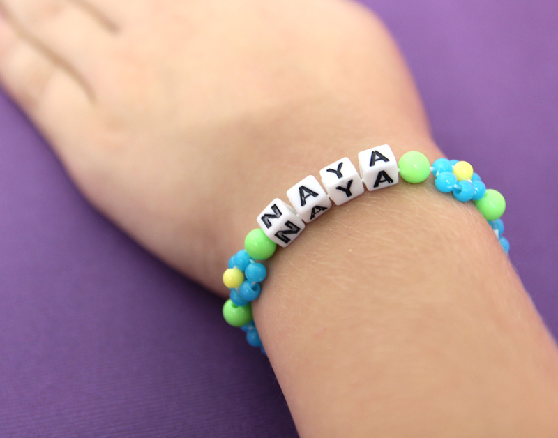 daisy-chain-beaded-bracelets-your-name-moms-and-crafters