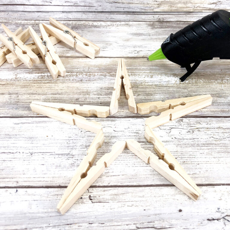 Clothespin Star Ornament * Moms and Crafters