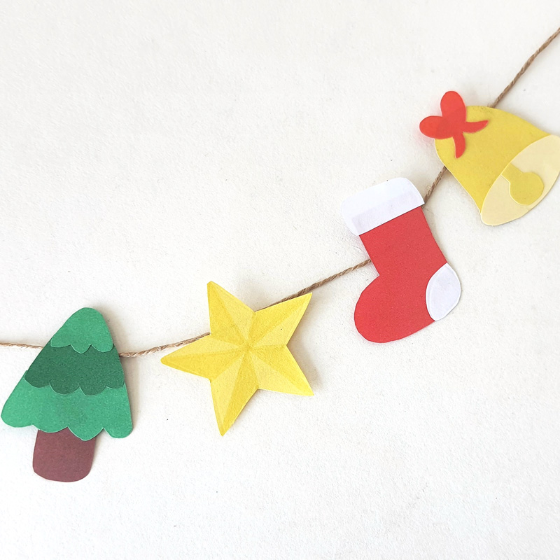 Paper Christmas Garland - Free Template * Moms and Crafters