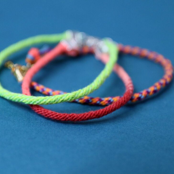 Easy Friendship Bracelet - Basic ZigZag * Moms and Crafters