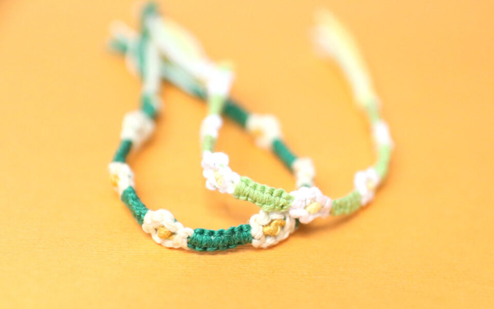 Simple Flower Friendship Bracelets * Moms and Crafters