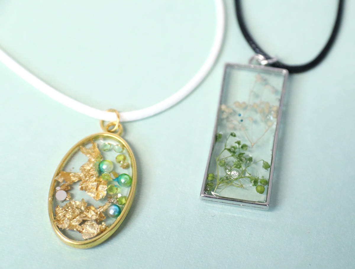 How to Make a Flower in Resin Pendant * Moms and Crafters