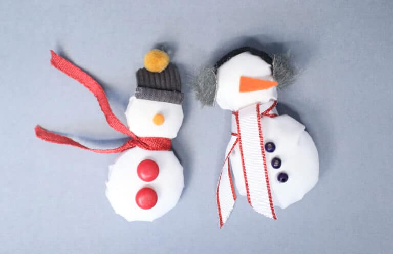 Plastic Lid Snowman – Ornaments or Little Dolls!
